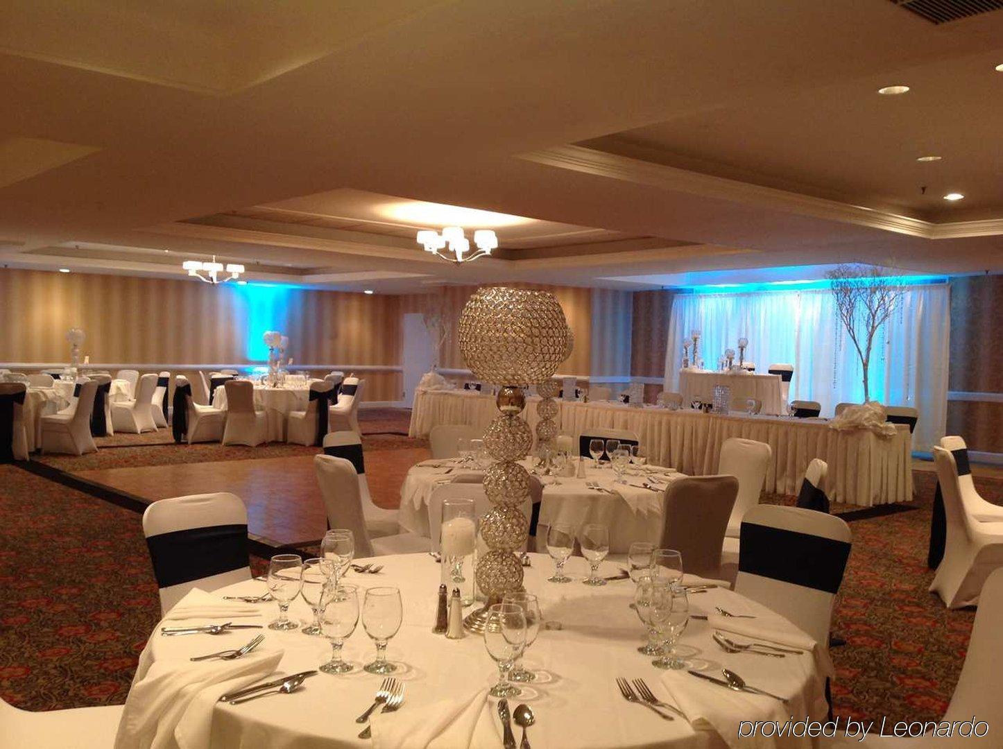 Doubletree By Hilton Hotel Raleigh - Brownstone - University Экстерьер фото