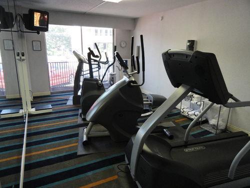 Doubletree By Hilton Hotel Raleigh - Brownstone - University Удобства фото