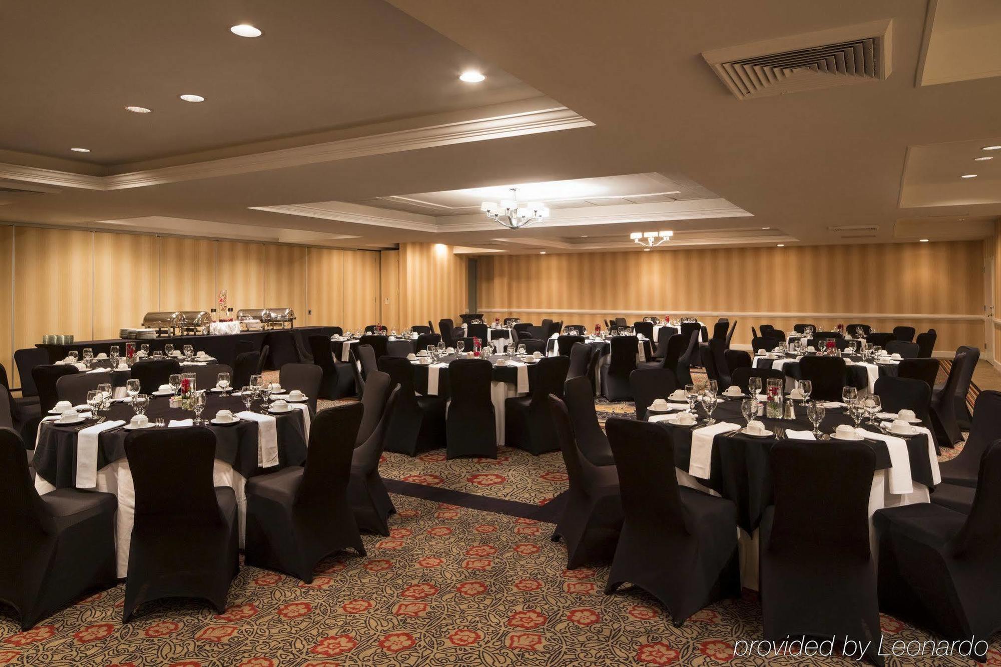 Doubletree By Hilton Hotel Raleigh - Brownstone - University Экстерьер фото