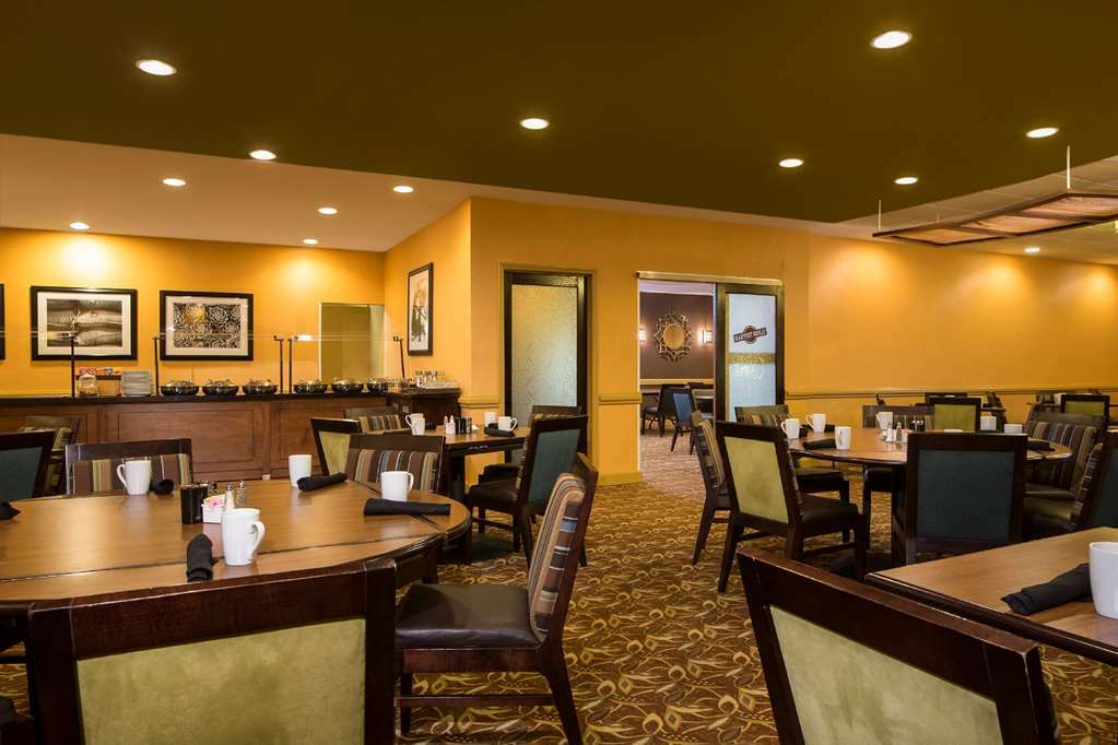 Doubletree By Hilton Hotel Raleigh - Brownstone - University Ресторан фото