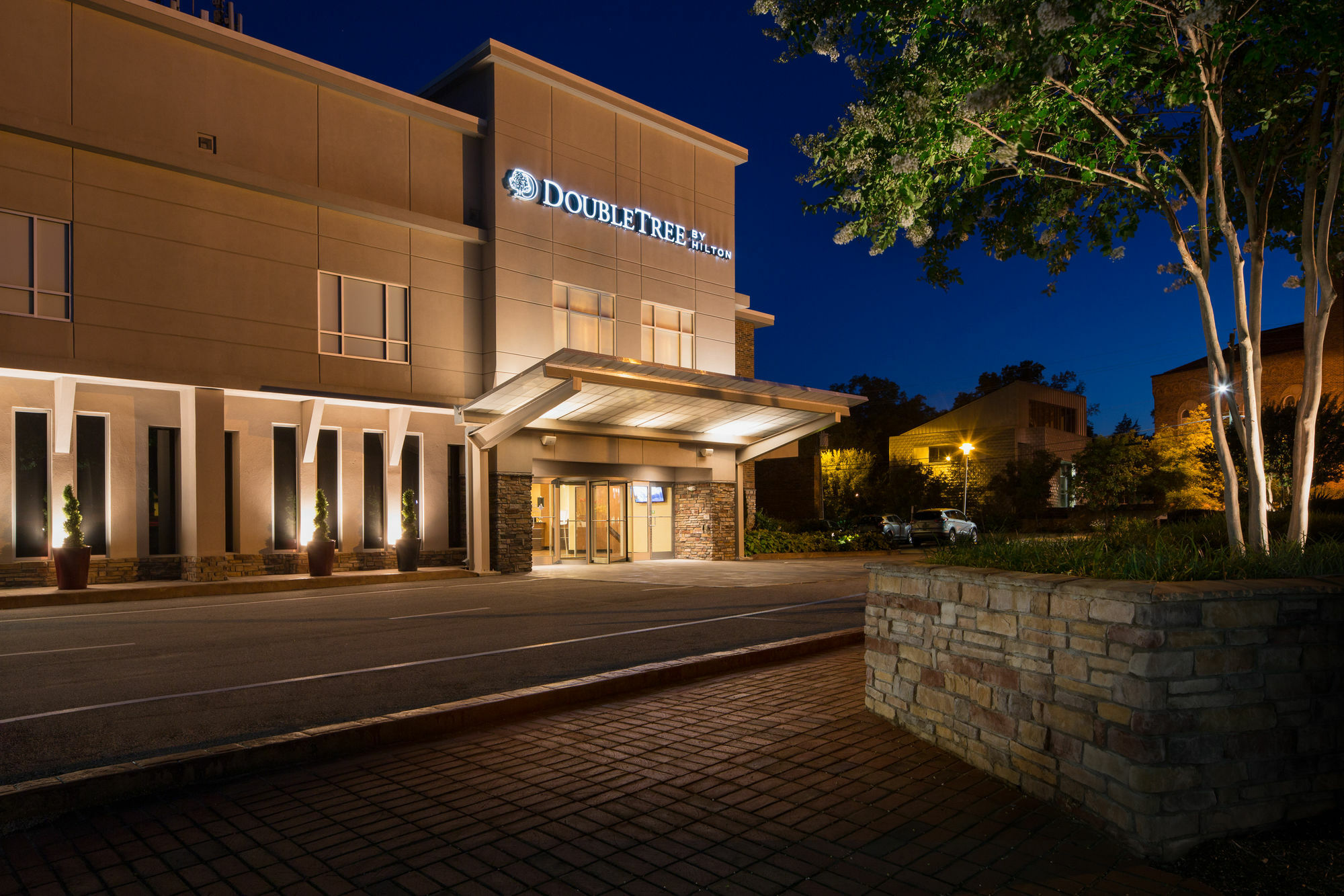 Doubletree By Hilton Hotel Raleigh - Brownstone - University Экстерьер фото