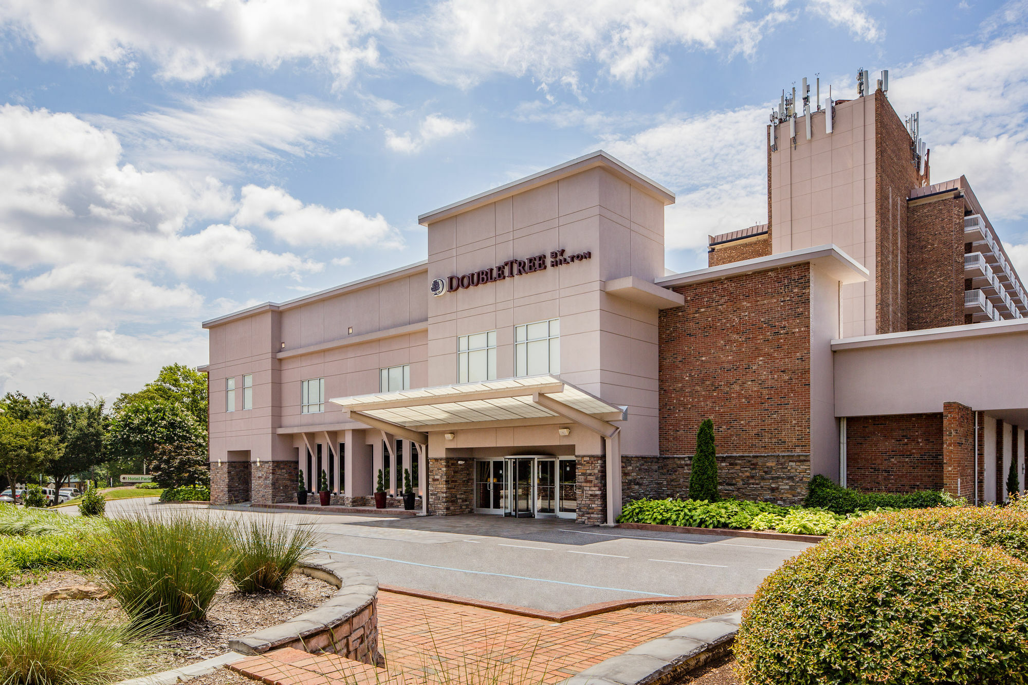 Doubletree By Hilton Hotel Raleigh - Brownstone - University Экстерьер фото