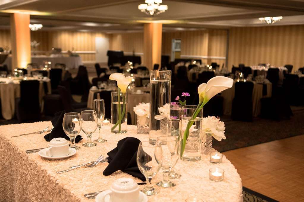 Doubletree By Hilton Hotel Raleigh - Brownstone - University Удобства фото